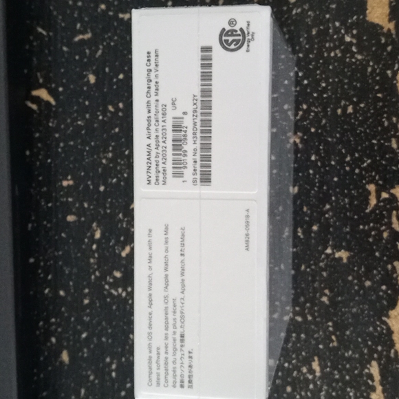 Apple Airpods w/ Charging Case - Picture 6 of 7